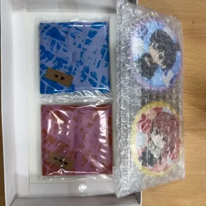 [BUNJANG] Chainsaw Man Aki & Makima Look Up Special Seat Cushion + Can Badge Set (Sealed) / 체인소맨 아키&마키마 룩업 특전 방석+캔뱃지 미개봉