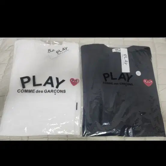 [BUNJANG] Comme des Garçons Play Red Heart Logo Cotton T-Shirts - White XL & Black XL Set / [미착용&새제품/반택무료] 꼼데가르송 플레이 빨간와펜  반팔티 화이트/블랙 XL 2개 세트 <택있는새상품>