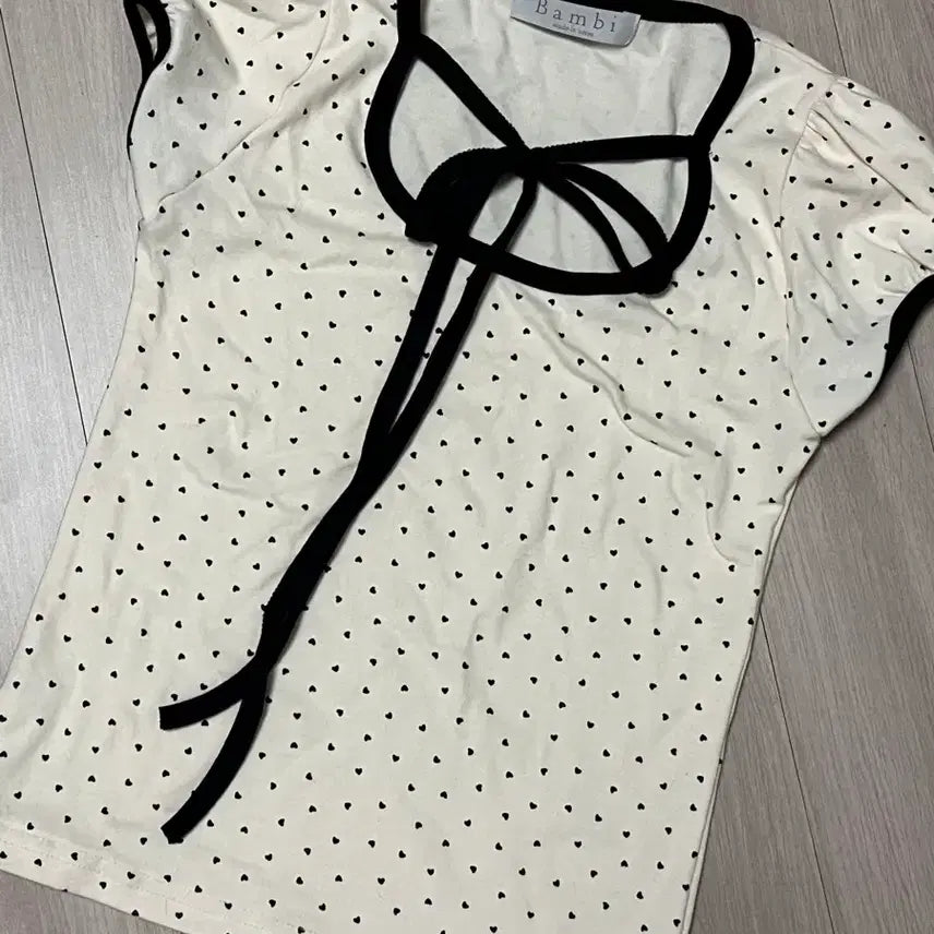 [BUNJANG] Heart Pattern Ribbon Short Sleeve T-Shirt / 에이블리 하트패턴 리본반팔
