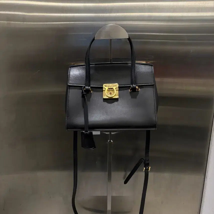 [BUNJANG] Salvatore Ferragamo Gancini Mara Mini Tote Bag Black / 페라가모 간치니 토트백 블랙