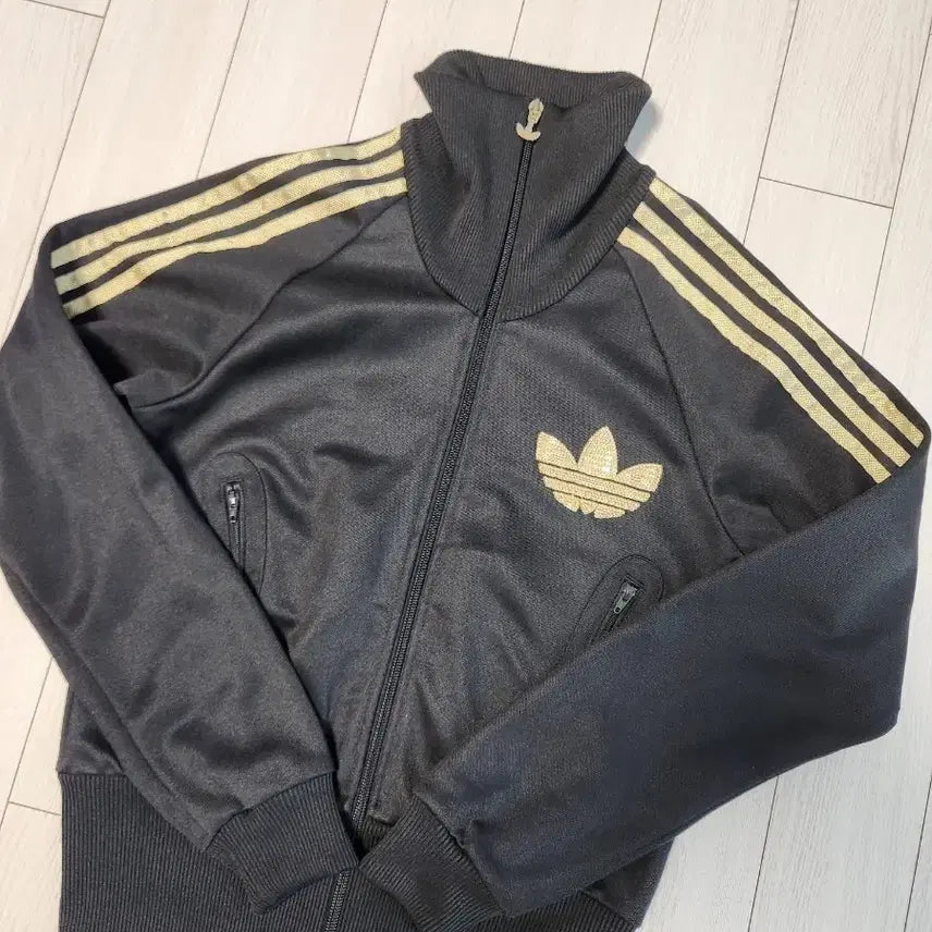 [BUNJANG] Adidas Glitter TT Sequin Track Top Black Size 90s / 새상품급) 아디다스 Glitter TT 스팽글 트랙탑 블랙 사이즈90s여러 중고사이트에도 같이 판매하고 있어서 삭제되면 팔린거에요~오염 하자 없이 깨끗해요^^세탁해뒀어요