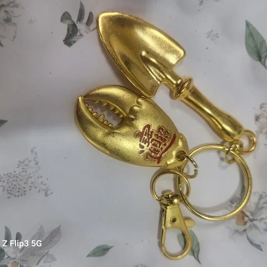 [BUNJANG] Golden Crab Claw & Golden Shovel Keychain Set / 황금집게발 모양 &황금삽 키링