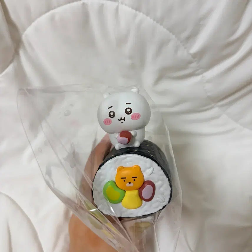 [BUNJANG] Cheeky Animals x Kakao Friends Collaboration Gimbap Figure (Chiikawa) / 먼작귀x카카오프렌즈 콜라보 김밥 피규어(치이카와)
