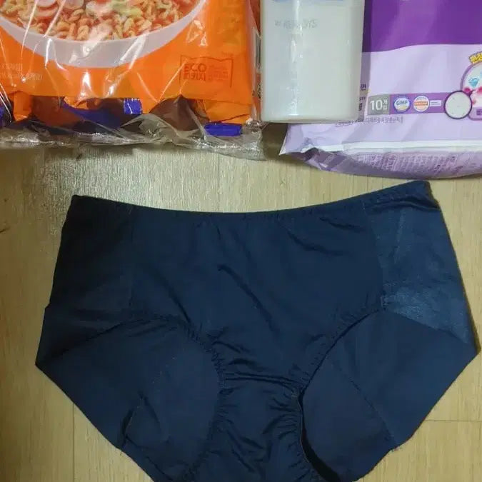 [BUNJANG] Vivian Panty Liner, Sofy Sanitary Pads, Samyang Ramen Bundle, Kerastase Body Wash / 비비안 생리팬티+쏘피 생리대+삼양라면 5봉지+케라시스 바디워시 팝니다