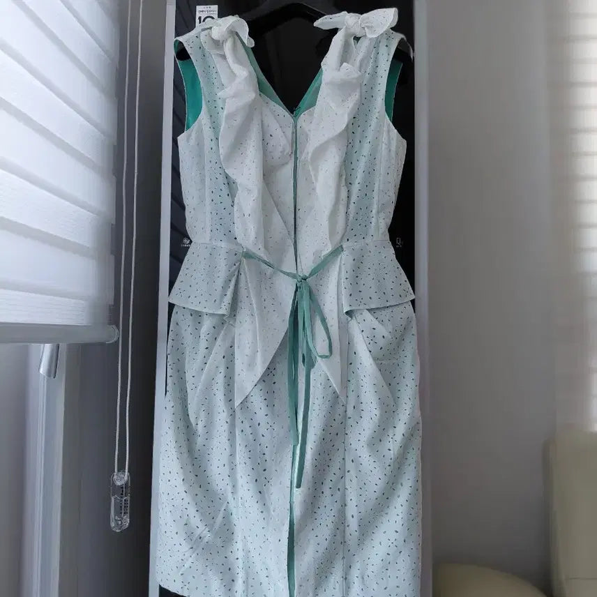 [BUNJANG] BomBigs Mmoore White Punching Ribbon Dress / (최종) 봄빅스엠무어 화이트 펀칭 리본 원피스 55