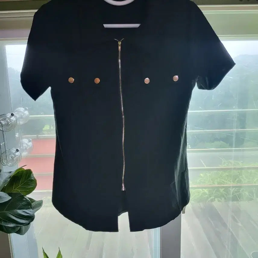 [BUNJANG] Black Collar Short Sleeve Blouse with Gold Zipper Detail / [ 블랙 카라 반팔 블라우스 ]