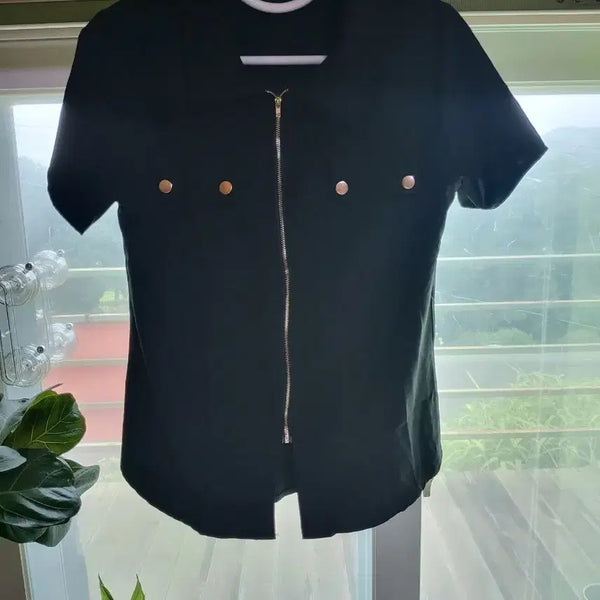 [BUNJANG] Black Collar Short Sleeve Blouse with Gold Zipper Detail / [ 블랙 카라 반팔 블라우스 ]
