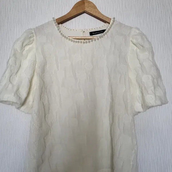 [BUNJANG] RIPEN STUDIO Pearl Round Neck Puff Short Sleeve Blouse Ivory / 리펜 스튜디오 여성 진주 라운드넥 퍼프 반팔 블라우스 아이보리