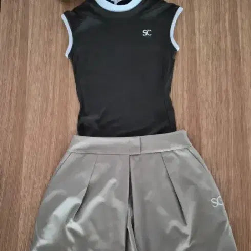 [BUNJANG] SC Golf Wear Sleeveless Top and Skirt Set with White Hat / SC 골프웨어 나시