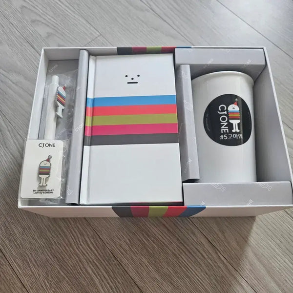 [BUNJANG] CJ ONE 5th Anniversary Goods Set: Mug, Notebook, Badge, Pen / (새상품) CJ ONE 5주년 기념 굿즈 세트 컵 노트 뱃지 볼펜
