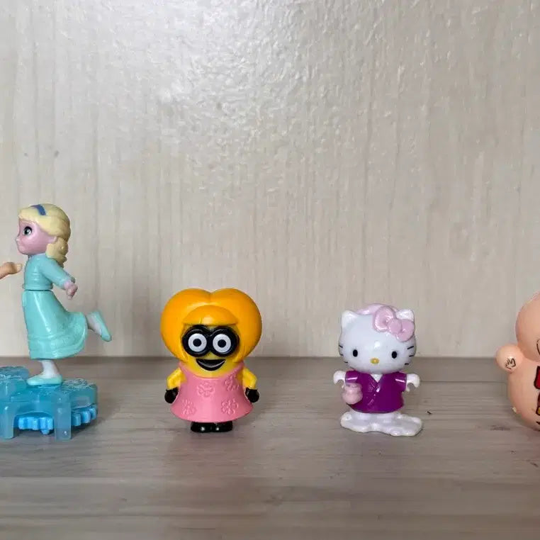 [BUNJANG] Elsa, Anna, Minions, Hello Kitty, Crayon Shin-chan Figure Set / 겨울왕국 엘사 안나 미니언 헬로키티 짱구 피규어 세트