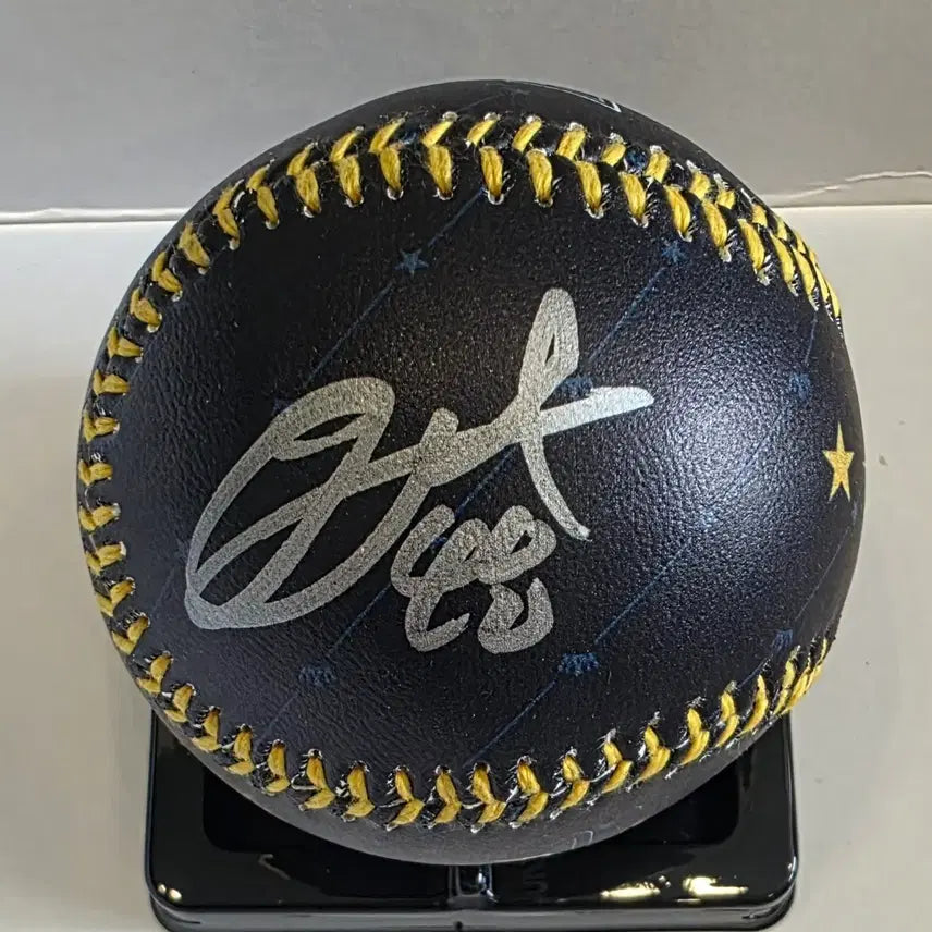 [BUNJANG] Lee Ui-ri Kia Rookie of the Year Autographed Baseball / 이의리 기아 신인왕 기념구 싸인볼