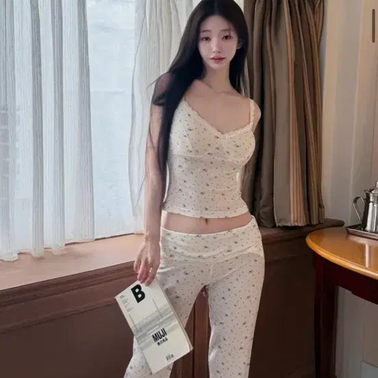 [BUNJANG] KindaMe Cotton Eyelet Camisole with Built-in Cups / 카인다미 코튼 아일렛 캡내장 나시