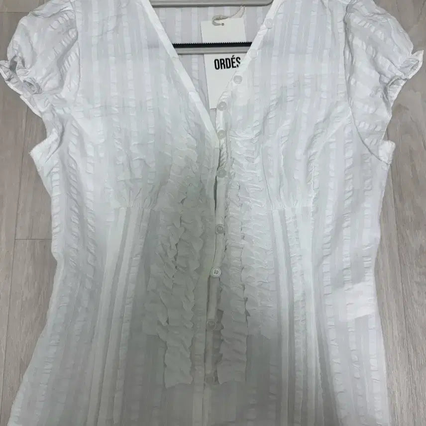 [BUNJANG] ODESS Low Edge Ruffle Blouse White Size 1 / 오데스 로우 엣지 러플 블라우스 화이트 1사이즈