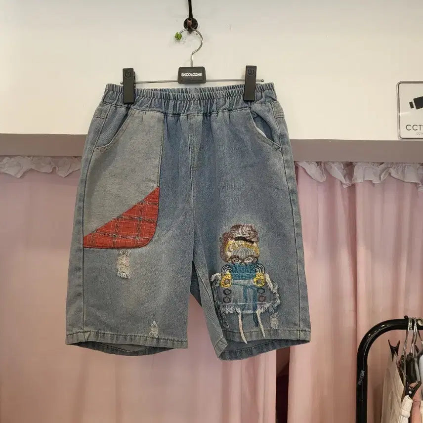 [BUNJANG] Embroidered Patch Detail Denim Shorts / 데님 반바지 자수 패치 포인트