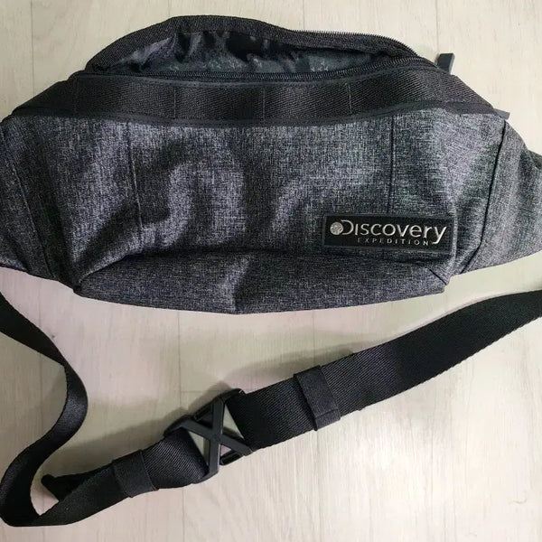 [BUNJANG] Discovery Expedition Sling Bag Grey / 디스커버리 익스페디션 슬링백 그레이