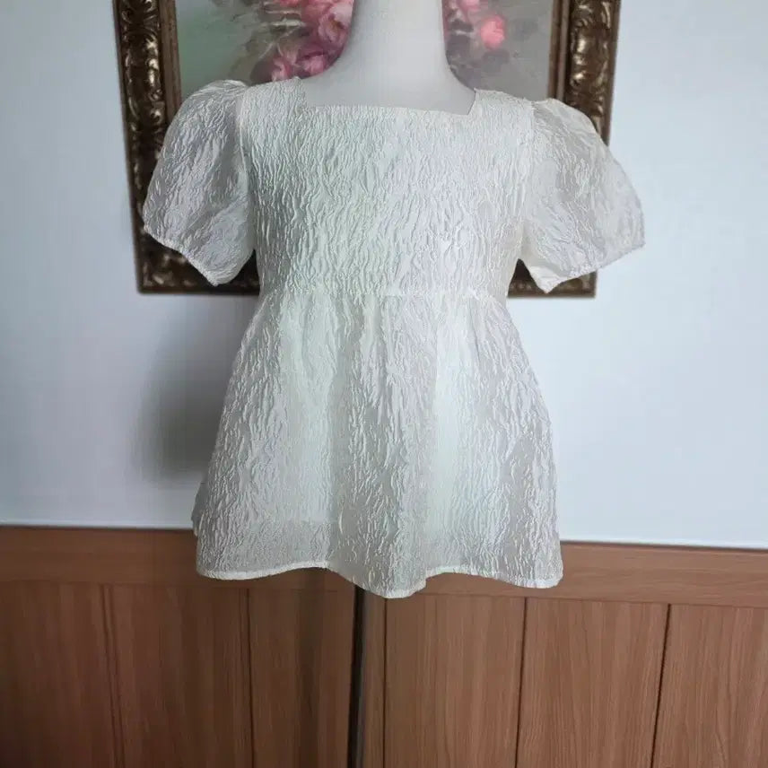 [BUNJANG] White Square Neck Puff Sleeve Embossed Blouse / 화이트 스퀘어넥 퍼프 소매 엠보싱 블라우스