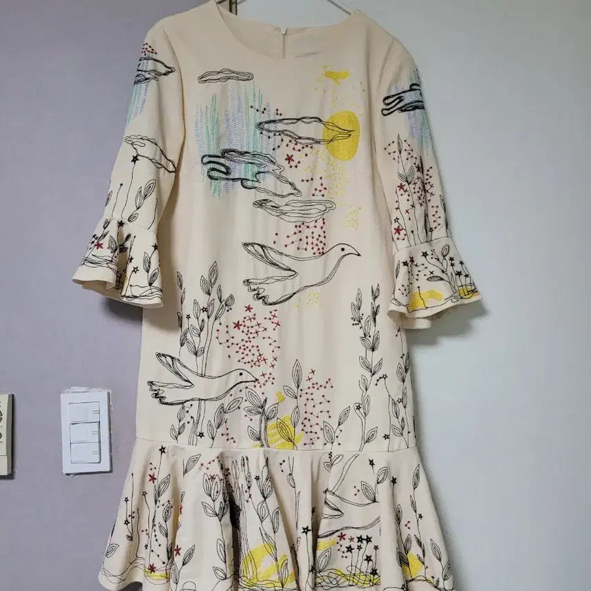[BUNJANG] Embroidered Dress S Size / 독특한 자수 디테일이 돋보이는 원피스예요사이즈 S입니다가슴단면 44총장 87새와 구름, 꽃 모티브가 아기자기하게 수놓아져 있어 특별한 날 입기 좋아요