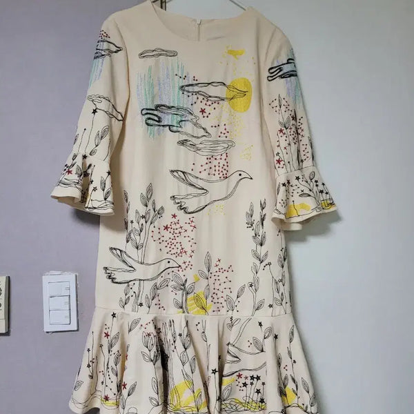 [BUNJANG] Embroidered Dress S Size / 독특한 자수 디테일이 돋보이는 원피스예요사이즈 S입니다가슴단면 44총장 87새와 구름, 꽃 모티브가 아기자기하게 수놓아져 있어 특별한 날 입기 좋아요