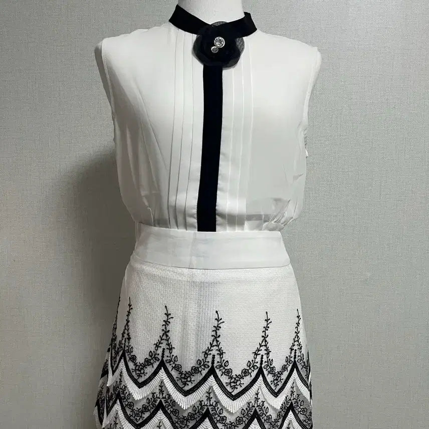 [BUNJANG] Sheer Blouse and Lace Skirt Two-Piece Set / 슬림시스루 블라우스 레이스 스커트 투피스세트