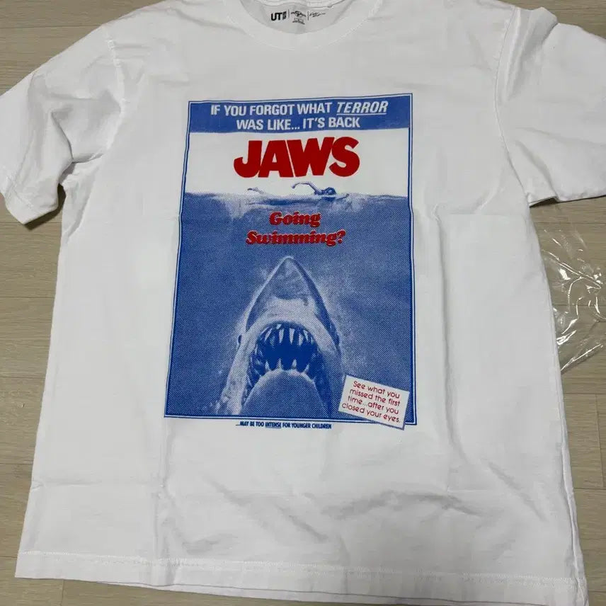 [BUNJANG] Uniqlo UT x Universal Pictures Jaws Graphic T-Shirt White [L] / [L] 유니클로 UT x 유니버설 픽처스 그래픽 반팔티셔츠 죠스 화이트