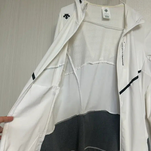 [BUNJANG] Descente Women's Hooded Zip-Up Jacket (Size 90/M) / 데상트 여성 후드 집업 90