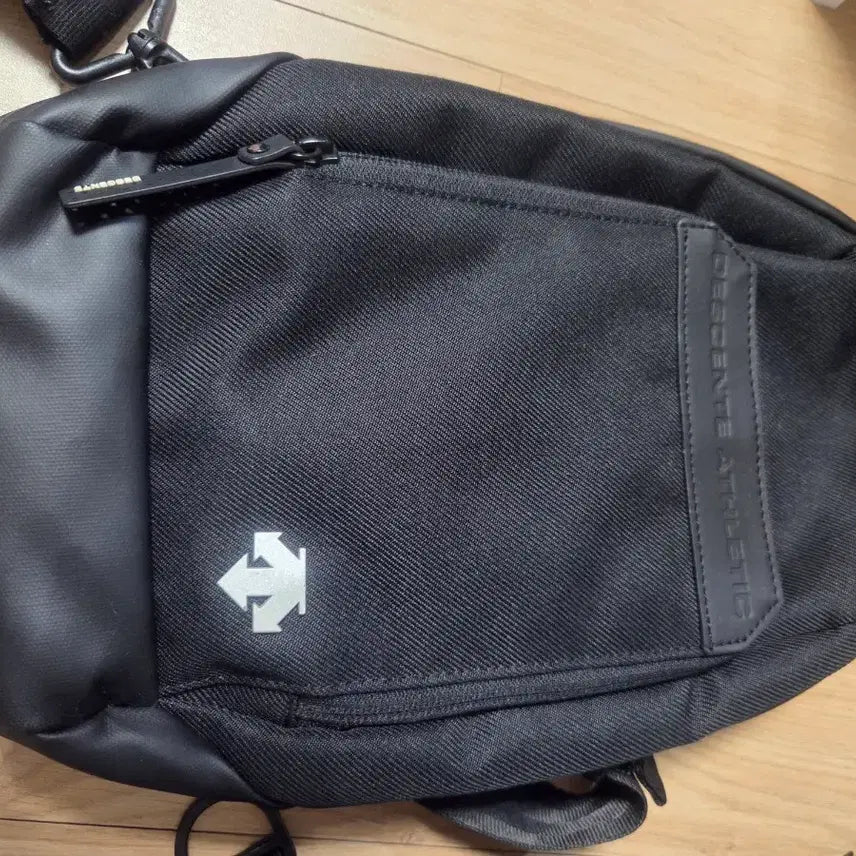 [BUNJANG] Descente Athletic Sling Bag Black / 데상트 애슬레틱 슬링백 블랙