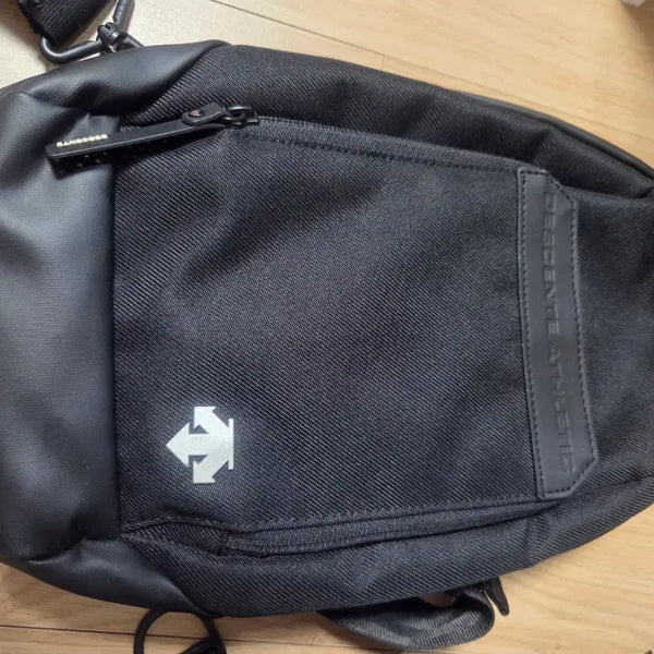 [BUNJANG] Descente Athletic Sling Bag Black / 데상트 애슬레틱 슬링백 블랙