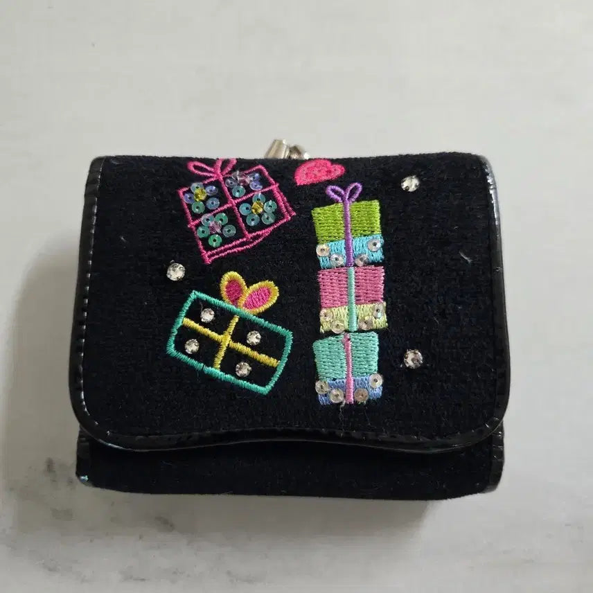 [BUNJANG] Black Gift Embroidery 3-Fold Wallet / 블랙 선물 자수 3단 접이식 지갑