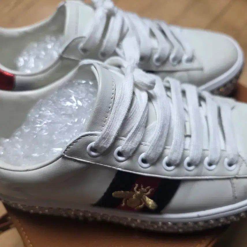 [BUNJANG] Gucci Bee Embroidered White Sneakers / 38.240구찌 스니커즈 꿀벌 자수 흰색