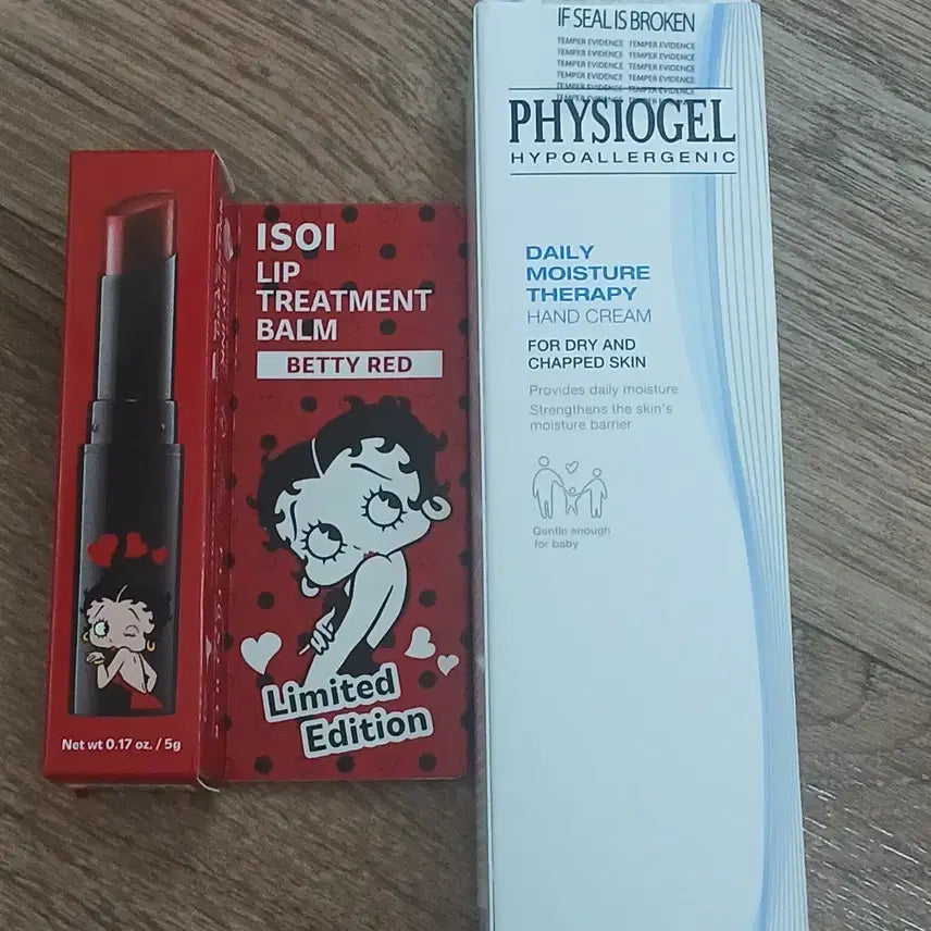[BUNJANG] isoi Betty Boop Lip Treatment Balm Betty Red Limited Edition & Physiogel Daily Moisture Therapy Hand Cream Set / 베티붑 파우치키링도 함께 드려요아이소이 베티붑 립 트리트먼트 밤 베티 레드 리미티드 에디션 / 피지오겔 데일리 모이스처