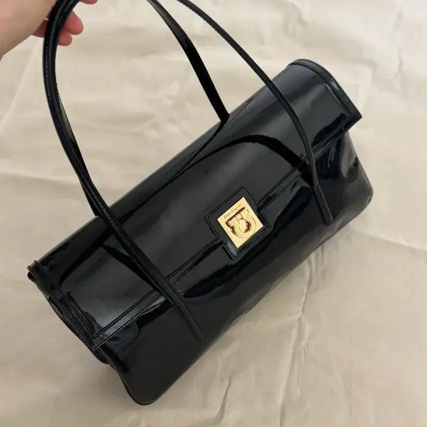 [BUNJANG] Ferragamo Gancini Lock Black Enamel Shoulder Bag / [정품] 페라가모 금장 간치니 락 블랙 에나멜 숄더백