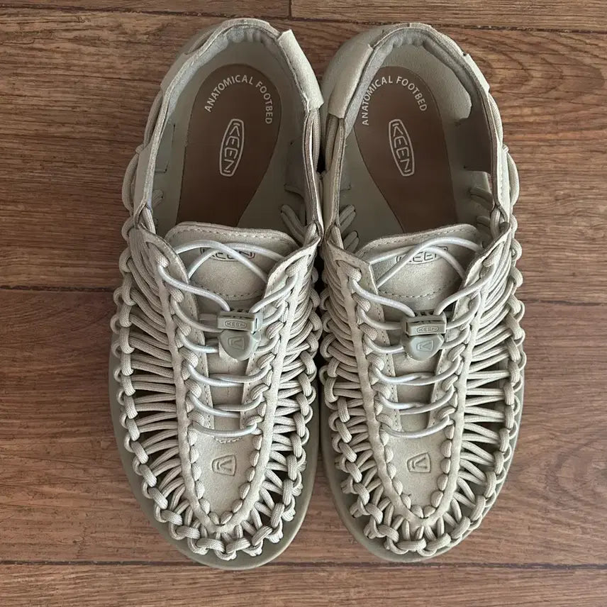 [BUNJANG] Keen Unique Beige Shoes (260) / 깨끗한 킨 유니크 베이지(260)