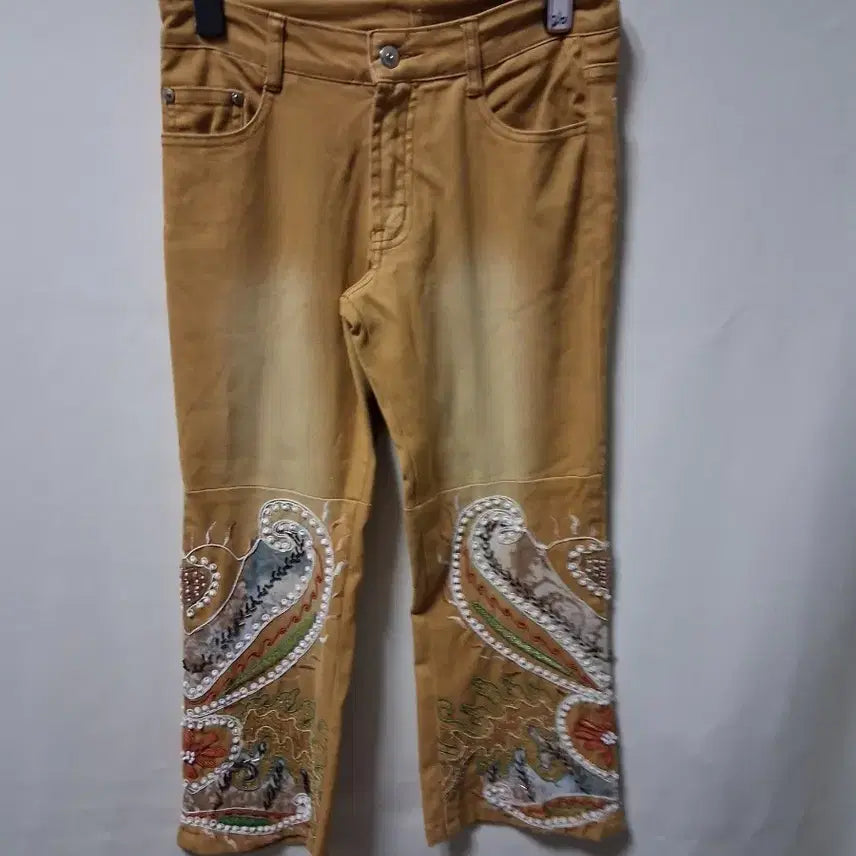 [BUNJANG] Paisley Embroidered Khaki Cotton Pants (Size 26) / 카키색 바지 페이즐리 자수 디테일 26