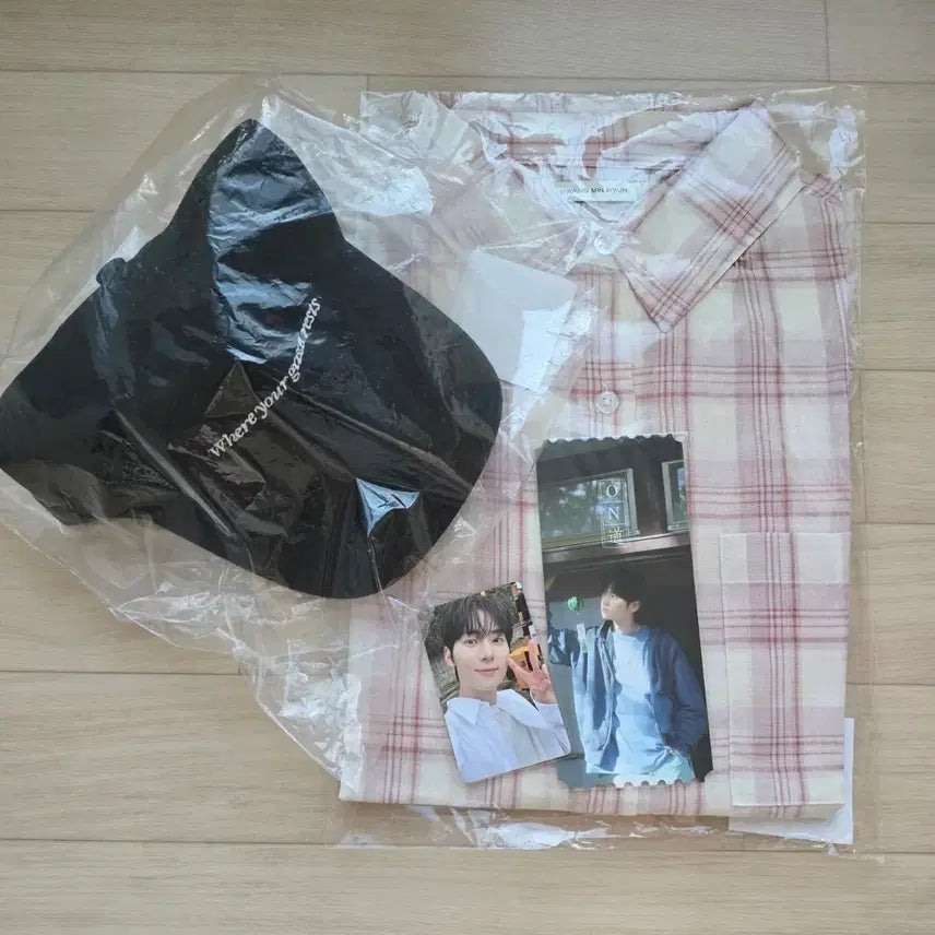 [BUNJANG] Hwang Minhyun Photo Exhibition Temperature Check Shirt, Ball Cap, Admission Ticket, Photocard Bundle Set (Sealed) / 황민현 사진전 온도 체크셔츠 볼캡 입장티켓 금액특전포카 일괄 미개봉