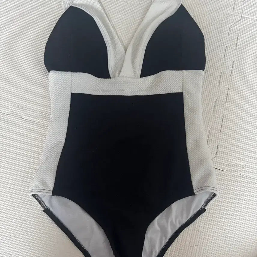 [BUNJANG] Black & White One-Piece Swimsuit (M) / 블랙&화이트 원피스 수영복 M (새상품)