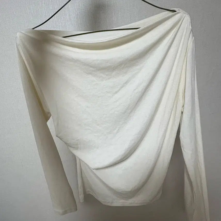 [BUNJANG] Shirring Boatneck Off-Shoulder T-Shirt Ivory / 셔링 보트넥 오프숄더 티셔츠 아이보리