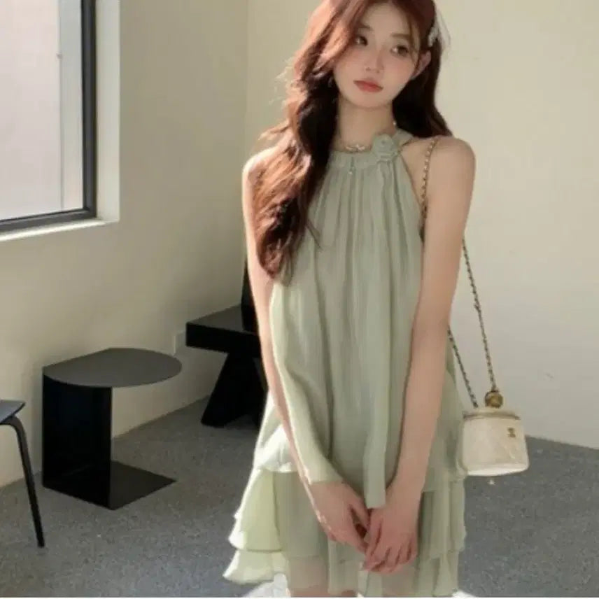 [BUNJANG] Flower Corsage Halterneck Two-Piece Set with Flare Skirt / 정가268)민트 홀터넥 투피스 나시 플레어 스커트 셋업 플라워 코사지 블라우스