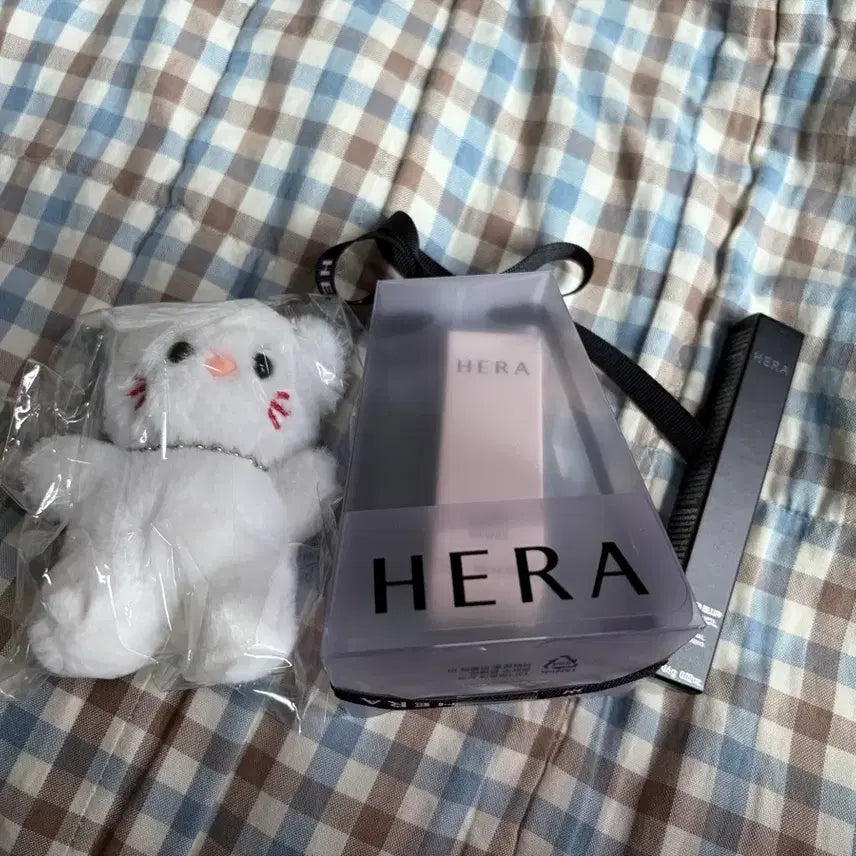 [BUNJANG] Hera Sensual Nude Gloss Cherry Coke Lip Gloss Set with Doll Keychain / 헤라 센슈얼 누드 글로스 체리콕 색상