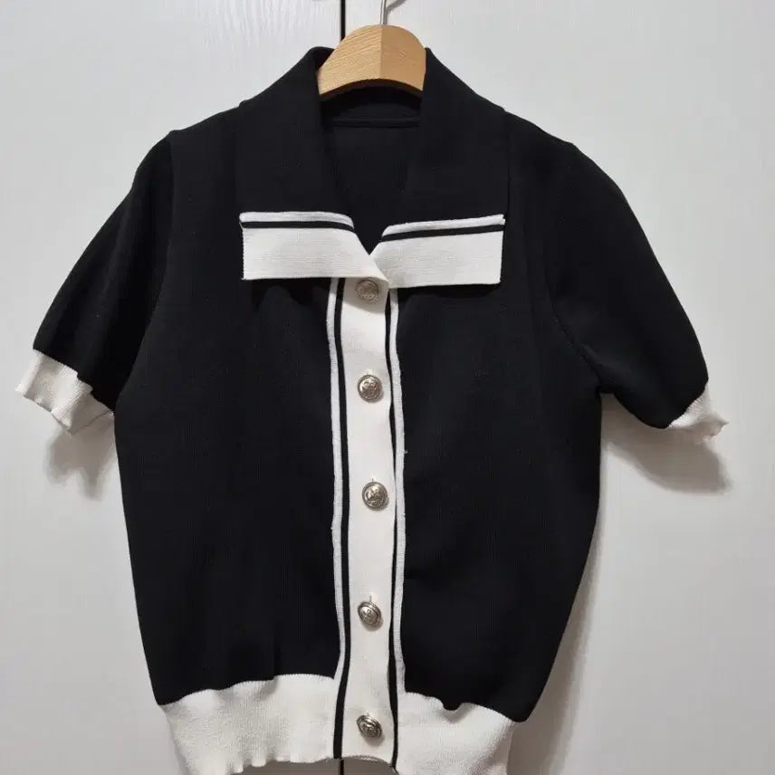 [BUNJANG] Colorblock Button Knit Cardigan - Black / 카라 배색 버튼 니트 가디건 블랙