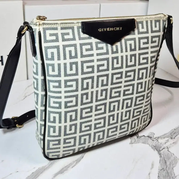 [BUNJANG] Givenchy Logo PVC Canvas Crossbody Bag / (정품) 지방시 로고 PVC 캔버스 크로스백 여성 가방