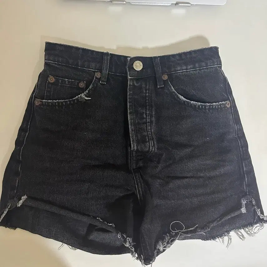 [BUNJANG] Zara Black Denim Distressed Hot Pants / 자라 핫팬츠