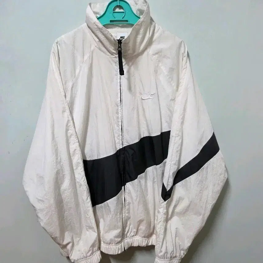 [BUNJANG] Nike Big Swoosh Windbreaker XXL (2023 Model) / 나이키 빅 스우시 바람막이(110 XXL)