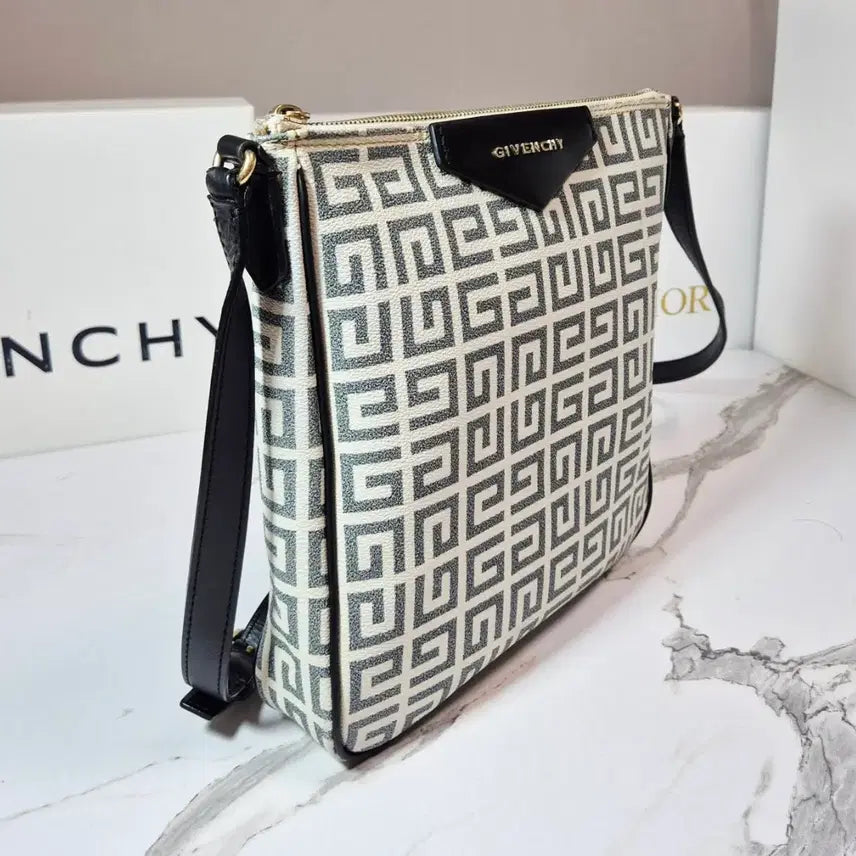 [BUNJANG] Givenchy Logo PVC Canvas Crossbody Bag / (정품) 지방시 로고 PVC 캔버스 크로스백 여성 가방