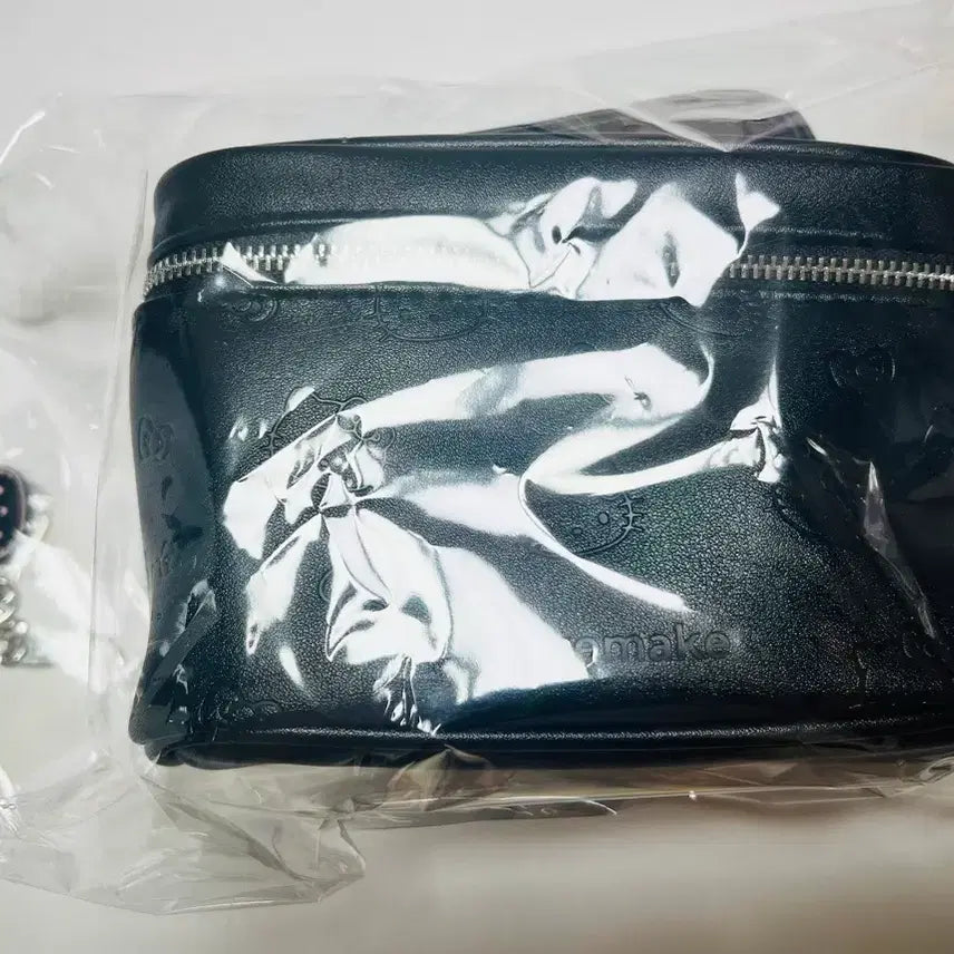 [BUNJANG] WAKEMAKE Kitty Pouch with Charm / 웨이크메이크 키티 파우치, 키링참 판매합니다