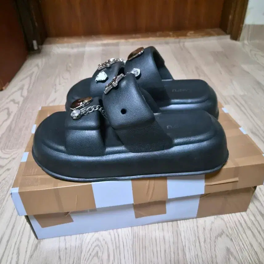 [BUNJANG] Black Cubic Chain Platform Wedge Slippers (240) / 검정색 큐빅 체인 포인트 통굽 슬리퍼 240