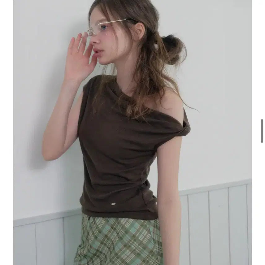 [BUNJANG] Twii Twisted Asymmetric Off-Shoulder T-Shirt - Brown / 트위 메테 꼬임 언발 오프숄더 티셔츠 브라운