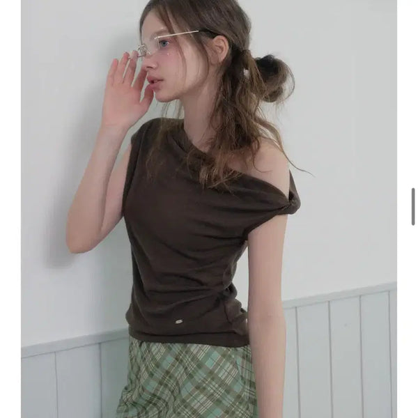 [BUNJANG] Twii Twisted Asymmetric Off-Shoulder T-Shirt - Brown / 트위 메테 꼬임 언발 오프숄더 티셔츠 브라운