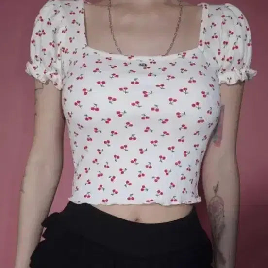 [BUNJANG] Faye Jade Cherry Pattern Puff Short Sleeve Crop Top / 페일제이드 체리 패턴 퍼프 반팔 크롭티