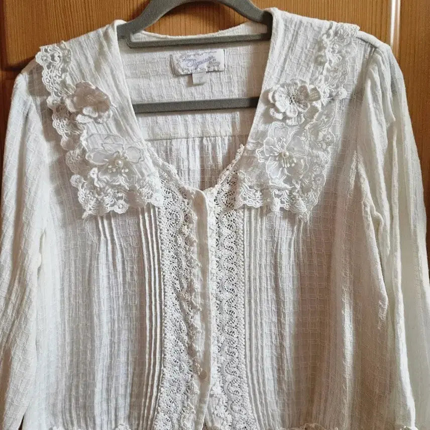 [BUNJANG] Thursday Island White Lace Flower Blouse / 써스데이아일랜드